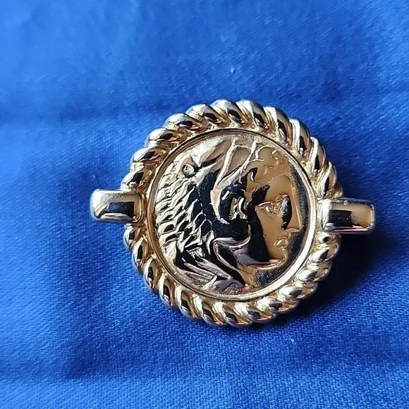 Vintage coin gold tone Monet brooch - Picture 1 of 3